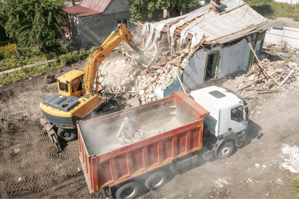Вывоз мусора после сноса зданий с выездом в Санкт-Петербурге в октябре