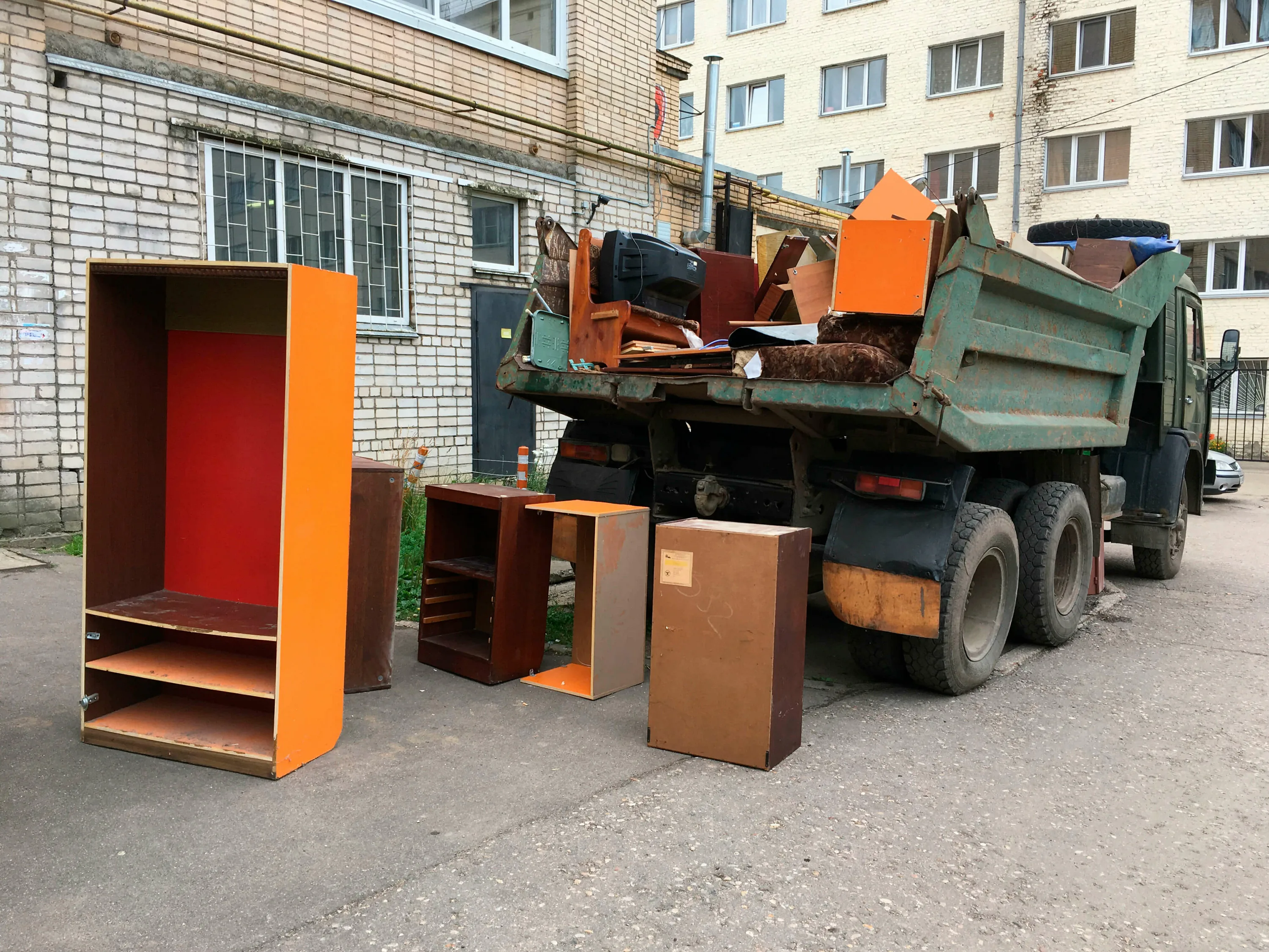 Утилизация старой мебели с вывозом и разбором в Санкт-Петербурге в октябре