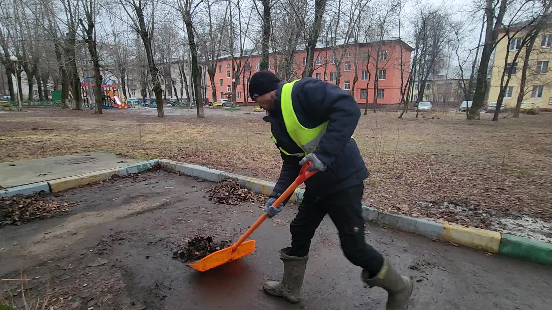 Уборка территорий в Санкт-Петербурге в октябре