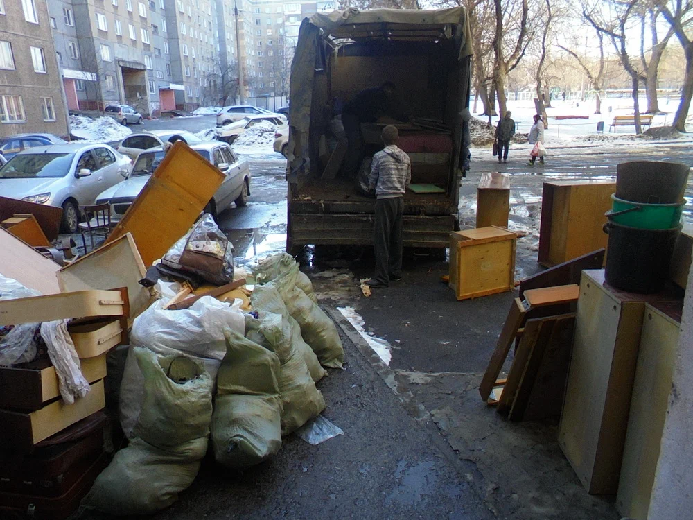 Вывоз мусора из подвала с утилизацией в Санкт-Петербурге в октябре