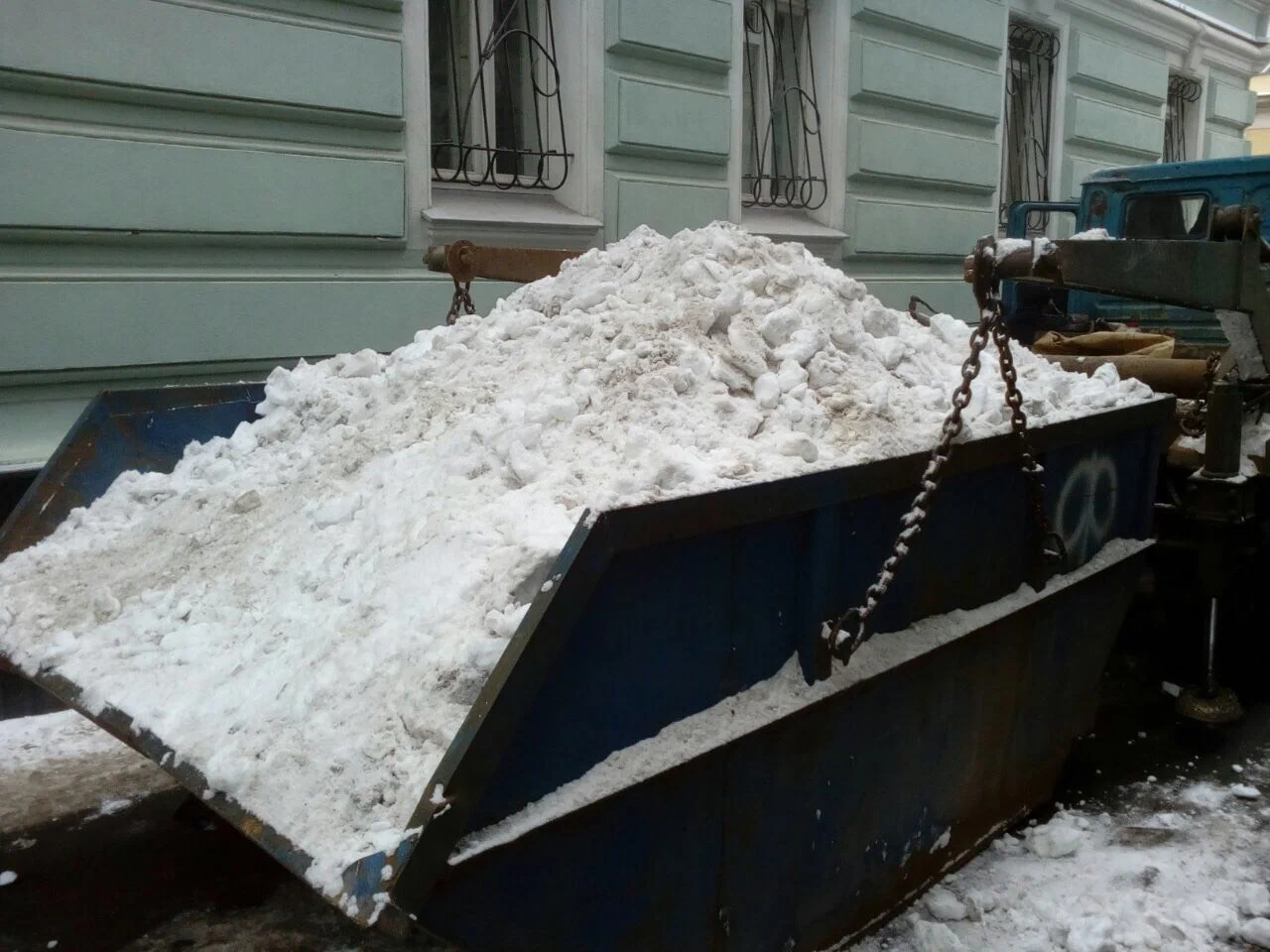 Вывоз снега контейнерами в Санкт-Петербурге в октябре
